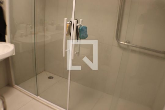 Banheiro de apartamento à venda com 1 quarto, 70m² em Alphaville Industrial, Barueri