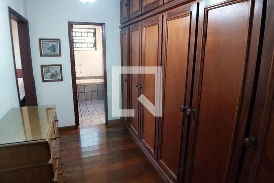 Casa à venda com 4 quartos, 244m² em Icaraí, Niterói