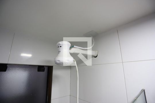Banheiro de kitnet/studio para alugar com 1 quarto, 23m² em Jardim Marcato, Suzano