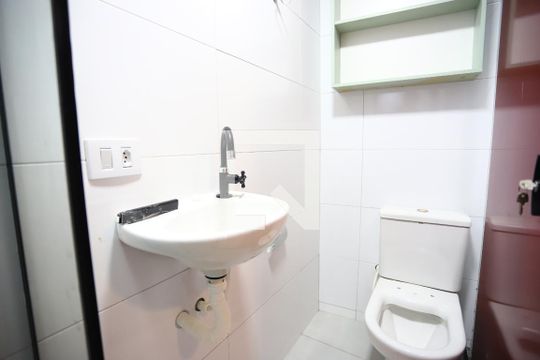 Banheiro de kitnet/studio para alugar com 1 quarto, 23m² em Jardim Marcato, Suzano