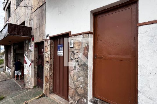 Fachada e placa de kitnet/studio para alugar com 1 quarto, 45m² em Nova Cachoeirinha, Belo Horizonte