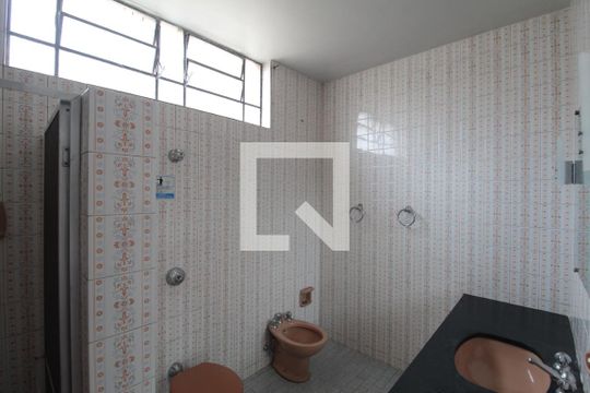 Banheiro de kitnet/studio para alugar com 1 quarto, 45m² em Nova Cachoeirinha, Belo Horizonte
