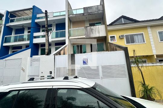 Fachada Plaquinha de casa de condomínio à venda com 3 quartos, 260m² em Vargem Grande, Rio de Janeiro