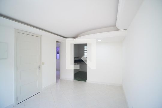 Sala de casa de condomínio à venda com 3 quartos, 84m² em Humaitá, Porto Alegre