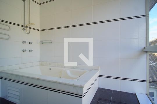 Banheiro  de casa de condomínio à venda com 3 quartos, 84m² em Humaitá, Porto Alegre