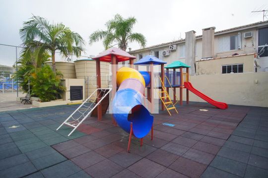 Área Comum - Playground de casa de condomínio à venda com 3 quartos, 84m² em Humaitá, Porto Alegre