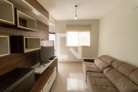 Sala de casa de condomínio para alugar com 2 quartos, 72m² em Chácara Canta Galo, Cotia