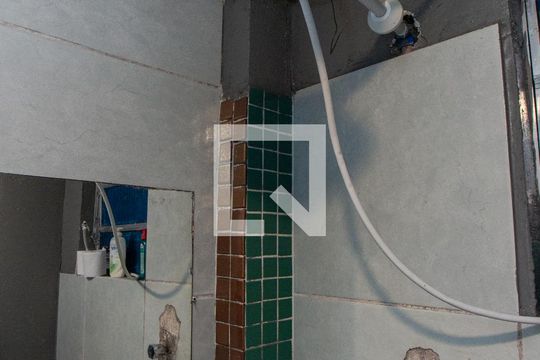 Banheiro da Suíte de casa para alugar com 1 quarto, 60m² em Vila Irmaos Arnoni, São Paulo