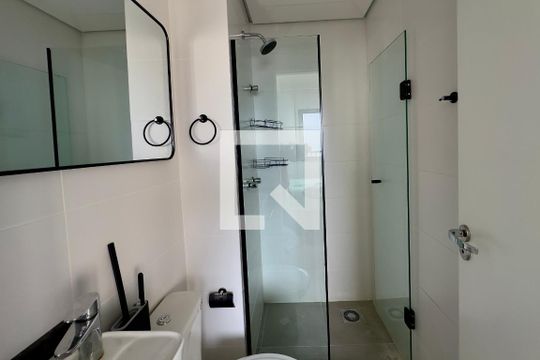 Banheiro de apartamento à venda com 1 quarto, 24m² em Centro, Curitiba