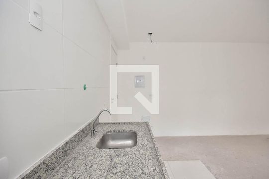 Cozinha de apartamento à venda com 2 quartos, 48m² em Vila Suzana, São Paulo