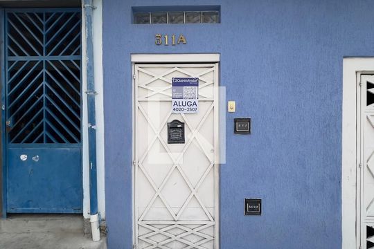 Fachada+Placa de casa para alugar com 1 quarto, 65m² em Vila Paranagua, São Paulo