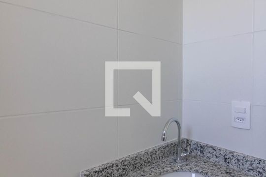 Banheiro de apartamento à venda com 2 quartos, 56m² em Vila Galvão, Guarulhos