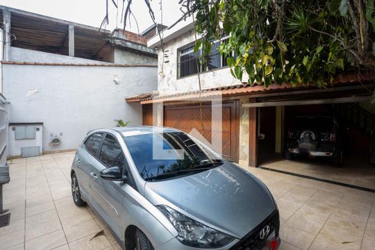 Garagem de casa à venda com 4 quartos, 337m² em Casa Grande, Diadema