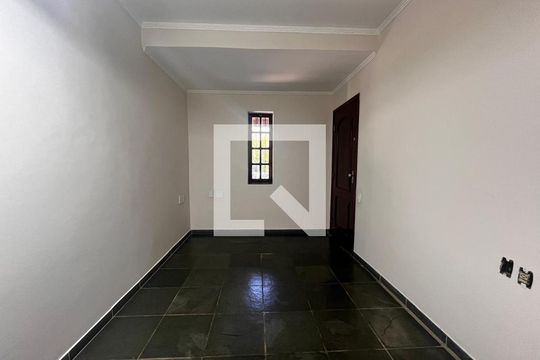 Sala de TV de casa à venda com 3 quartos, 355m² em Parque São Quirino, Campinas