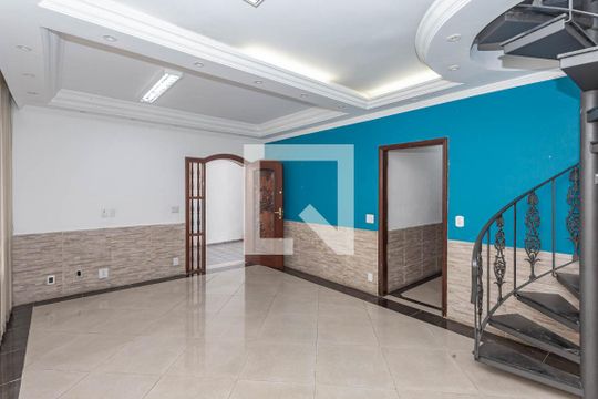 Sala de casa à venda com 5 quartos, 180m² em Vila Moinho Velho, São Paulo