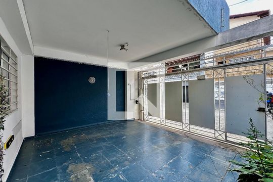Garagem de casa para alugar com 3 quartos, 200m² em Jardim Aeroporto, São Paulo