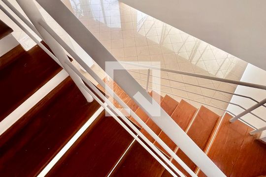 Escada de casa de condomínio à venda com 4 quartos, 356m² em Conjunto Habitacional Vila Santana (Sousas), Campinas