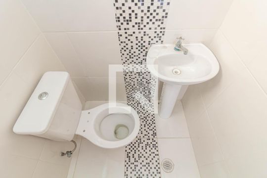 Lavabo de casa de condomínio para alugar com 2 quartos, 101m² em Vila Carmosina, São Paulo