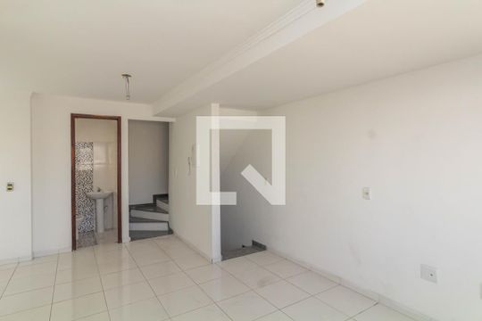 Sala de casa de condomínio para alugar com 2 quartos, 101m² em Vila Carmosina, São Paulo