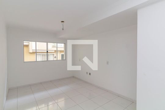 Sala de casa de condomínio para alugar com 2 quartos, 101m² em Vila Carmosina, São Paulo