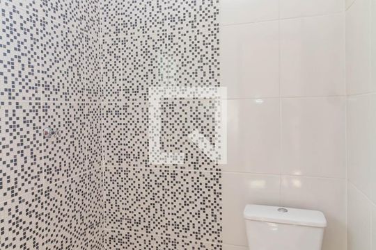 Banheiro Suíte de casa de condomínio para alugar com 2 quartos, 101m² em Vila Carmosina, São Paulo