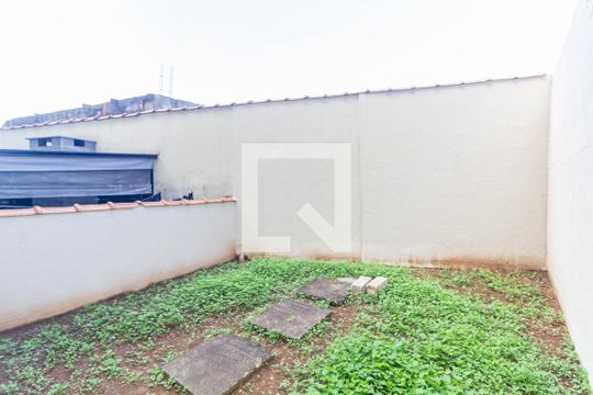 Área comum de casa de condomínio para alugar com 2 quartos, 101m² em Vila Carmosina, São Paulo