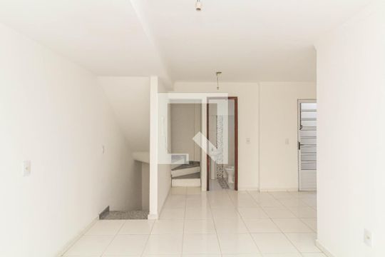 Casa de Condomínio para alugar com 2 quartos, 101m² em Vila Carmosina, São Paulo