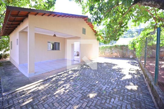 Área comum de casa para alugar com 3 quartos, 80m² em Chácaras Califórnia, Goiânia
