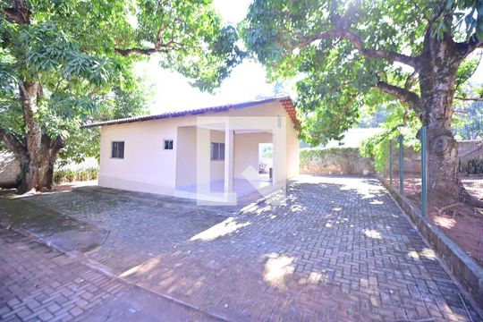 Área comum de casa para alugar com 3 quartos, 80m² em Chácaras Califórnia, Goiânia