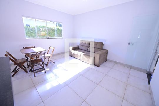 Sala/Cozinha de casa para alugar com 3 quartos, 80m² em Chácaras Califórnia, Goiânia