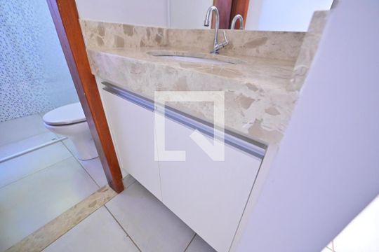 Banheiro de casa para alugar com 3 quartos, 80m² em Chácaras Califórnia, Goiânia