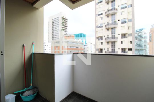 Varanda Sala/Cozinha de apartamento para alugar com 1 quarto, 33m² em Vila Uberabinha, São Paulo