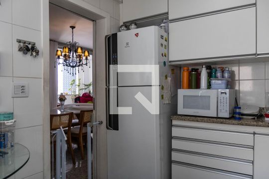 Cozinha de apartamento para alugar com 3 quartos, 90m² em Grajaú, Belo Horizonte