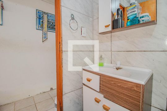 Banheiro de casa à venda com 2 quartos, 340m² em Partenon, Porto Alegre