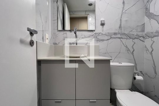 Banheiro de kitnet/studio para alugar com 1 quarto, 25m² em Sumarezinho, São Paulo