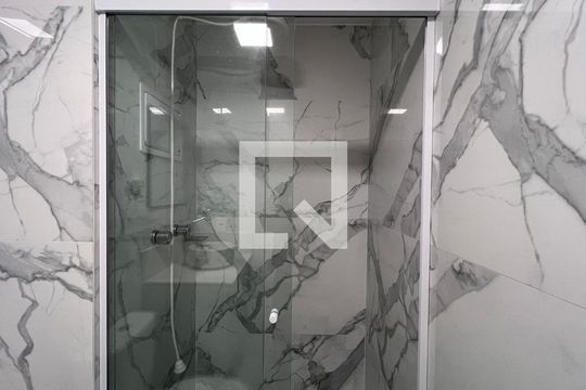 Banheiro de kitnet/studio para alugar com 1 quarto, 25m² em Sumarezinho, São Paulo