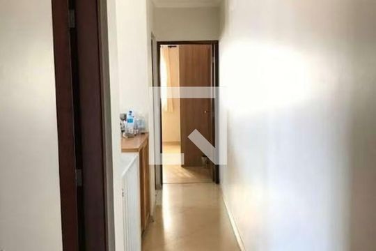 Corredor de casa para alugar com 3 quartos, 240m² em Jardim Ester, São Paulo
