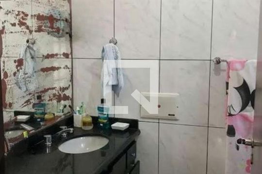 Banheiro de casa para alugar com 3 quartos, 240m² em Jardim Ester, São Paulo