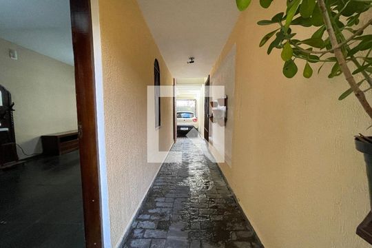 Corredor de casa à venda com 3 quartos, 200m² em Jardim Peri Peri, São Paulo