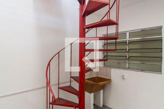 Escada de casa para alugar com 2 quartos, 240m² em Vila Sargento Jose de Paula, Barueri