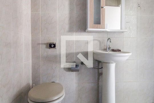Banheiro de casa para alugar com 2 quartos, 240m² em Vila Sargento Jose de Paula, Barueri