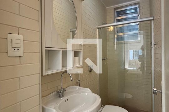 Banheiro da Suíte de apartamento para alugar com 2 quartos, 75m² em Copacabana, Rio de Janeiro
