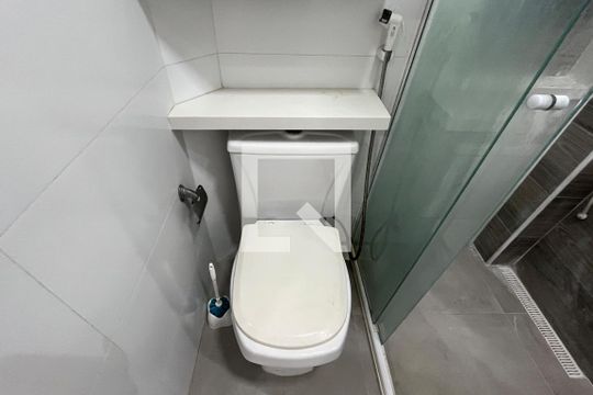 Banheiro de kitnet/studio para alugar com 1 quarto, 22m² em José Menino, Santos
