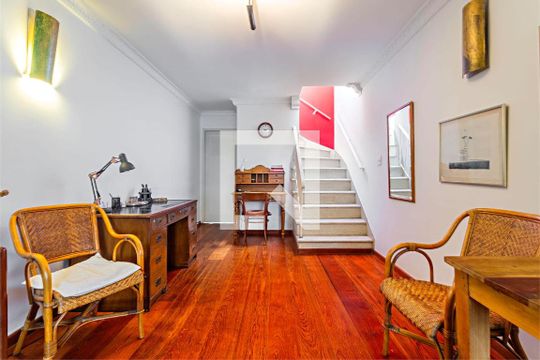 Sala de Estar de casa à venda com 2 quartos, 145m² em Vila Madalena, São Paulo