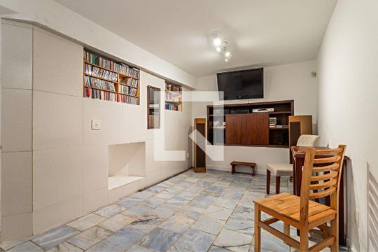 Sala de TV de casa à venda com 2 quartos, 145m² em Vila Madalena, São Paulo
