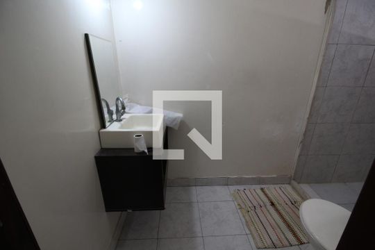 Casa 1: Banheiro Social de casa de condomínio à venda com 4 quartos, 374m² em Taquara, Rio de Janeiro