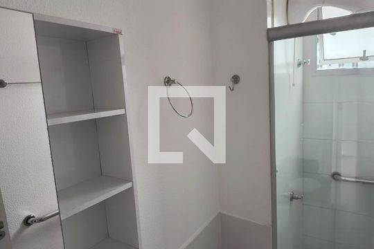 Banheiro de apartamento à venda com 2 quartos, 54m² em Jardim Riacho das Pedras, Contagem