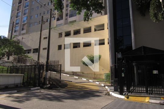 Fachada  de apartamento para alugar com 2 quartos, 60m² em Umuarama, Osasco