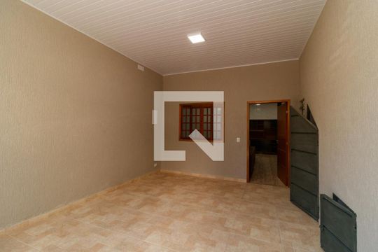 Garagem de casa para alugar com 3 quartos, 100m² em Conjunto Habitacional Jova Rural, São Paulo