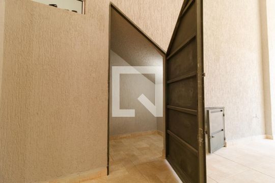 Garagem de casa para alugar com 3 quartos, 100m² em Conjunto Habitacional Jova Rural, São Paulo